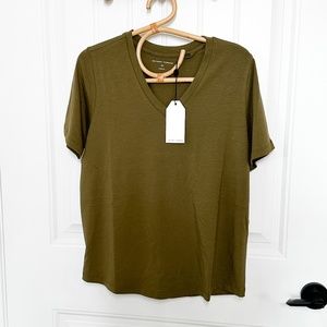 NWT UNIVERSAL STANDARD SHORT SLEEVE SHIRT - Super soft XS fits size 10-12